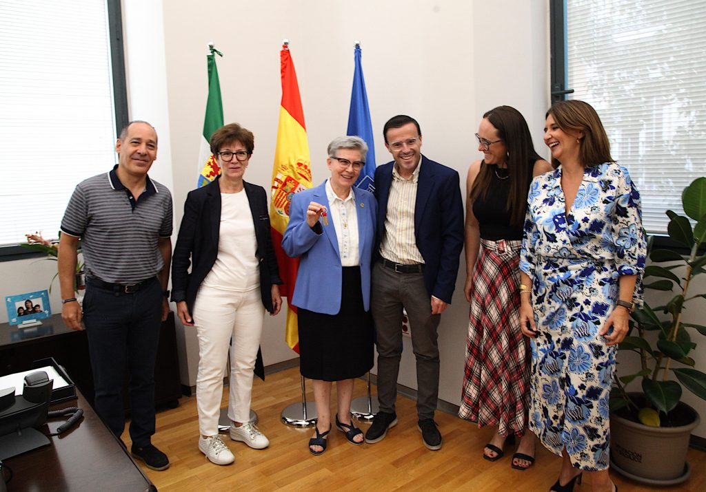 La Diputación de Badajoz entrega las llaves de la antigua Casa de la Mujer al Centro Nuestra Señora de la Luz del Instituto Secular Hogar de Nazaret
